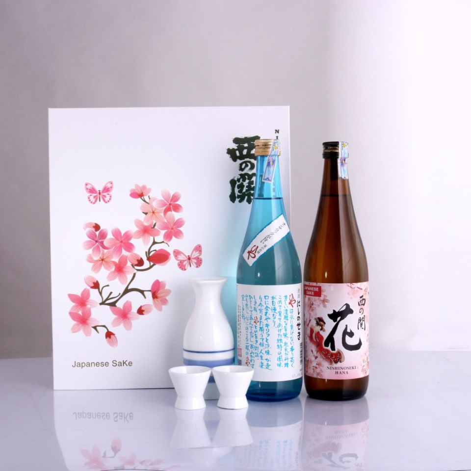 Hộp quà Hoa Anh Đào rượu sake Nishi no Seki Hiya + Hana 720ml