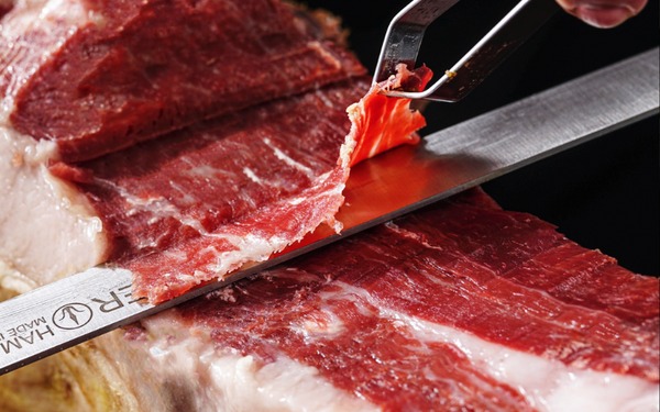 Trải nghiệm thái lát đùi heo muối Iberico Bellota vô cùng nghệ thuật