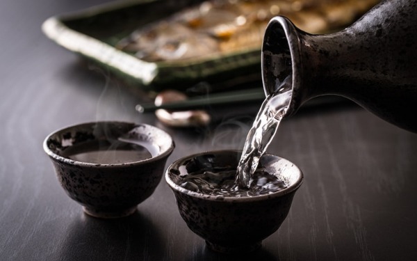 Thưởng thức rượu Sake bằng bình và ly sứ Nhật 