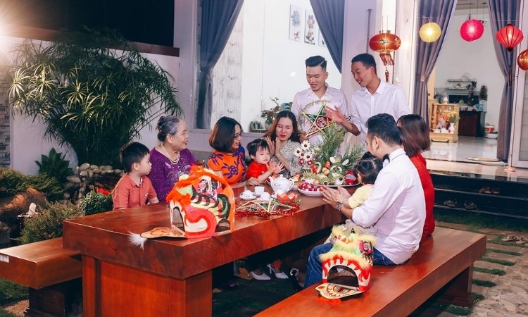 Cả gia đình cùng phá cỗ trung thu 2026