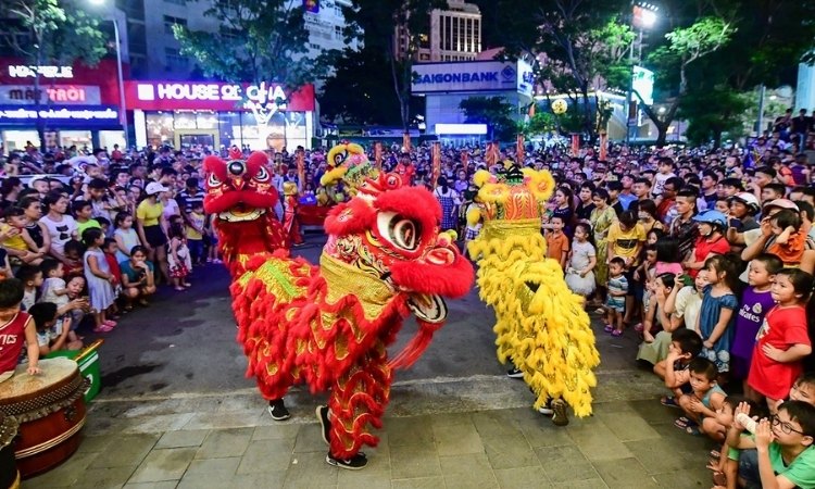 Múa lân sư rồng đêm rằm trung thu