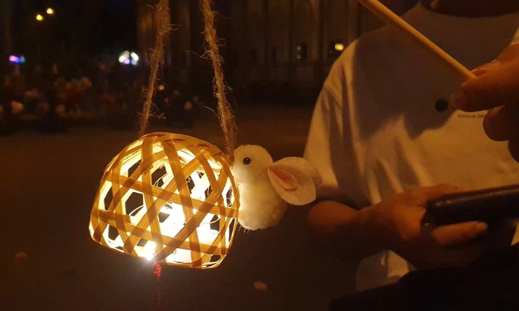 rước đèn chơi lễ