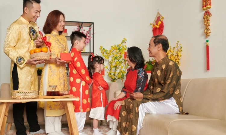 Tặng quà Tết là một biểu hiện của sự quan tâm và tri ân