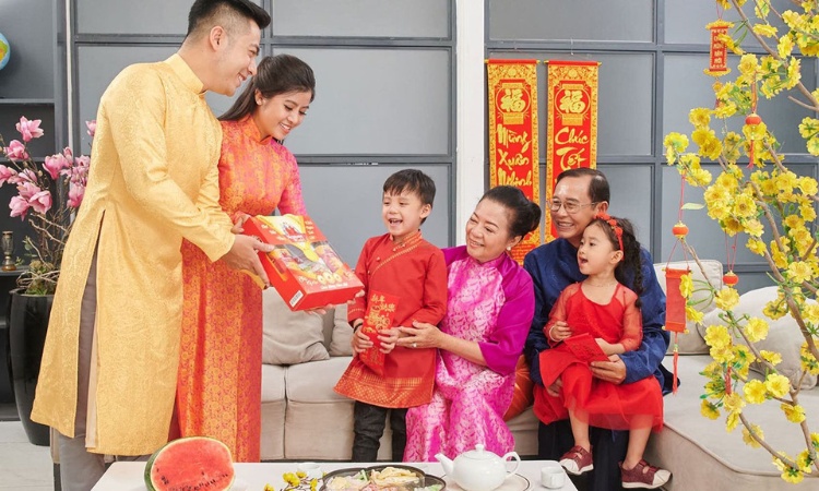 thăm hỏi người thân bạn bè
