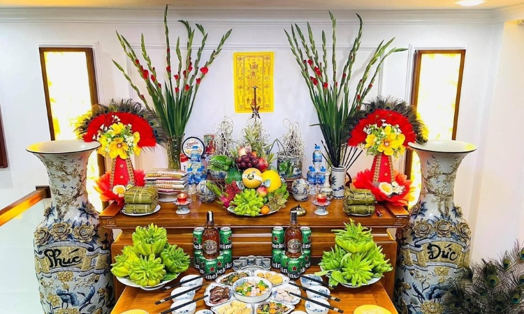 Trang trí bàn thờ gia tiên