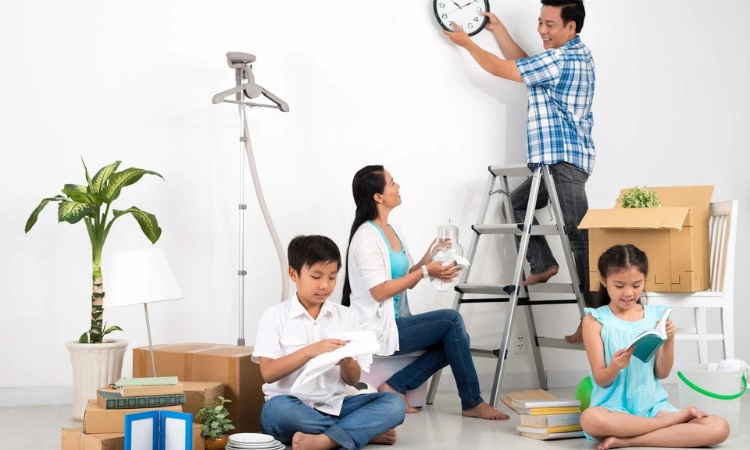 Gia đình cùng nhau trang trí nhà cửa đón Tết