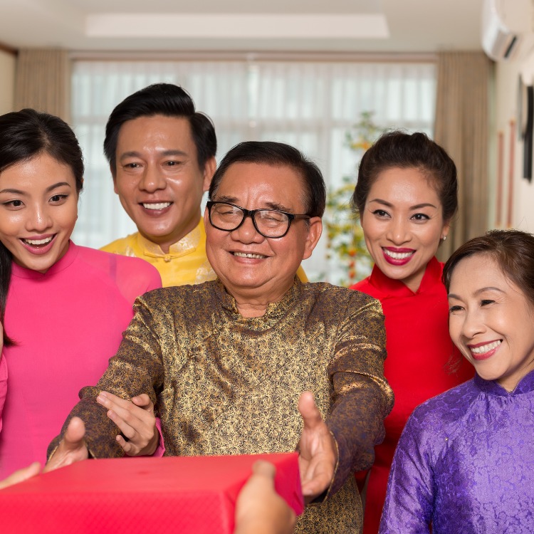 trao quà tết màu đỏ cho gia đình