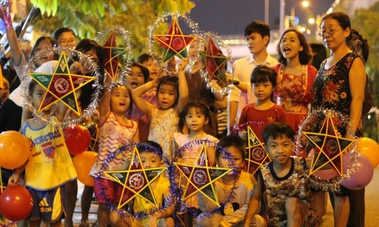 Các bé nhỏ rước đèn trung thu