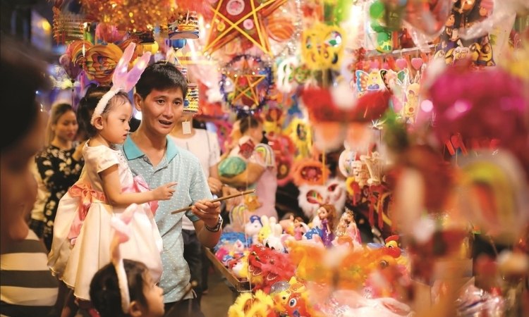 Mua sắm đồ chơi trung thu ở phố cổ