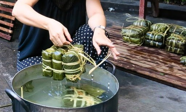 vớt bánh chưng ráo nước