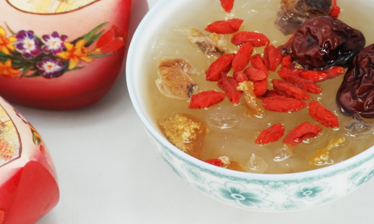 yến sào là thức ăn dinh dưỡng cho người lớn tuổi